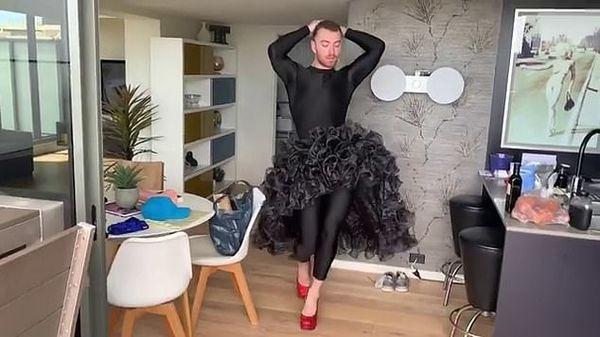 Ca sĩ đồng tính nước Anh mê mẩn giày cao gót đỏ, diện váy hoa bung lụa pose dáng như người mẫu-7