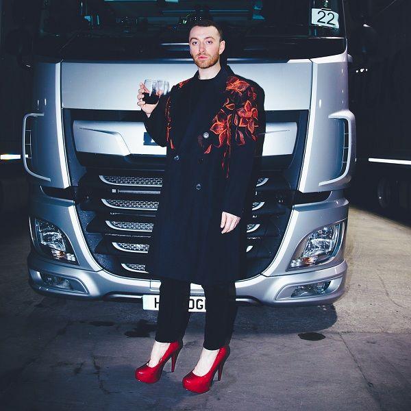 Ca sĩ đồng tính nước Anh mê mẩn giày cao gót đỏ, diện váy hoa bung lụa pose dáng như người mẫu-12