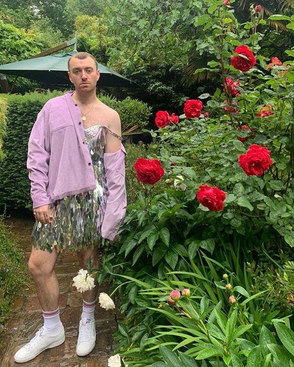 Ca sĩ đồng tính nước Anh mê mẩn giày cao gót đỏ, diện váy hoa bung lụa pose dáng như người mẫu-14