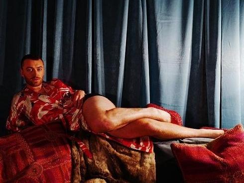 Ca sĩ đồng tính nước Anh mê mẩn giày cao gót đỏ, diện váy hoa bung lụa pose dáng như người mẫu