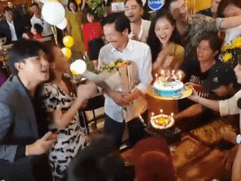 Dàn diễn viên 'Về Nhà Đi Con' bất ngờ tổ chức sinh nhật cho NSƯT Trung Anh