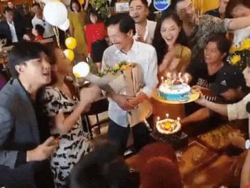 Dàn diễn viên 'Về Nhà Đi Con' bất ngờ tổ chức sinh nhật cho NSƯT Trung Anh Dàn diễn viên 'Về Nhà Đi Con' bất ngờ tổ chức sinh nhật cho NSƯT Trung Anh