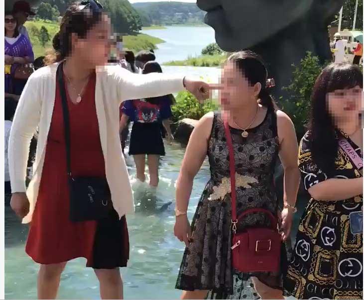 Clip: Chỉ vì tranh chỗ chụp ảnh ‘sống ảo’ ở Đà Lạt, 2 người phụ nữ trung niên ‘choảng’ nhau bôm bốp, rớt cả xuống hồ-3