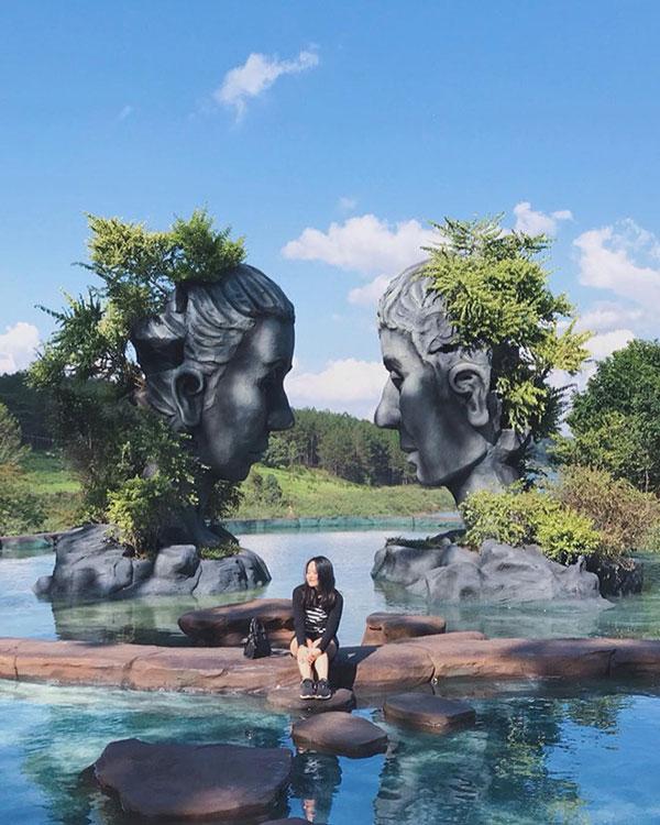 Clip: Chỉ vì tranh chỗ chụp ảnh ‘sống ảo’ ở Đà Lạt, 2 người phụ nữ trung niên ‘choảng’ nhau bôm bốp, rớt cả xuống hồ-1