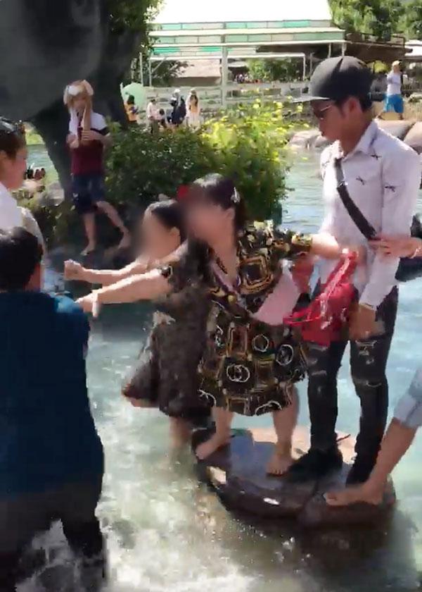Clip: Chỉ vì tranh chỗ chụp ảnh ‘sống ảo’ ở Đà Lạt, 2 người phụ nữ trung niên ‘choảng’ nhau bôm bốp, rớt cả xuống hồ-6