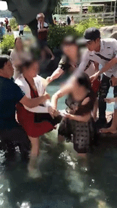 Clip: Chỉ vì tranh chỗ chụp ảnh ‘sống ảo’ ở Đà Lạt, 2 người phụ nữ trung niên ‘choảng’ nhau bôm bốp, rớt cả xuống hồ-4