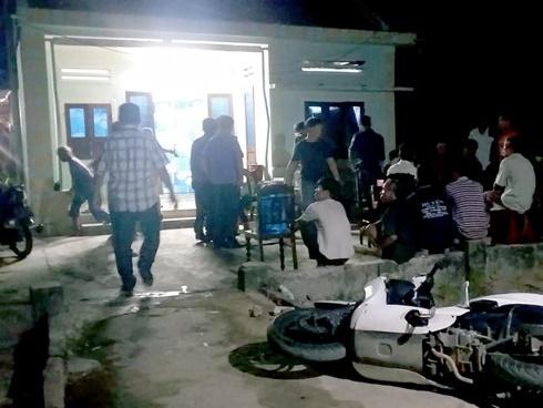 Cảnh sát khám nghiệm hiện trường vụ cha tử vong, 2 con trai nguy kịch