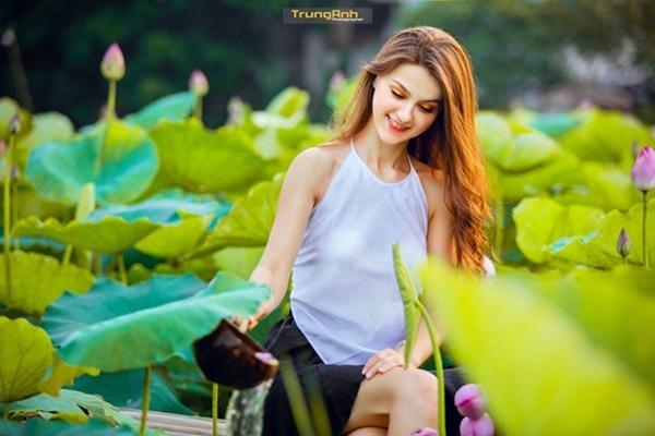 Ba người đẹp Đông Âu gây sốt khi chụp ảnh với sen-7