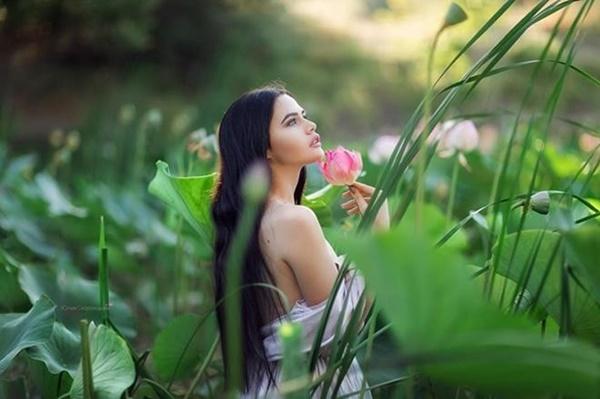 Ba người đẹp Đông Âu gây sốt khi chụp ảnh với sen-8