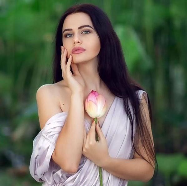 Ba người đẹp Đông Âu gây sốt khi chụp ảnh với sen-9