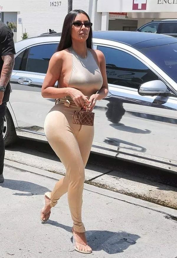 3 kiều nữ nhà tỷ phú trẻ nhất thế giới thích mặc mốt thả vòng 1 ở nơi đông người-5