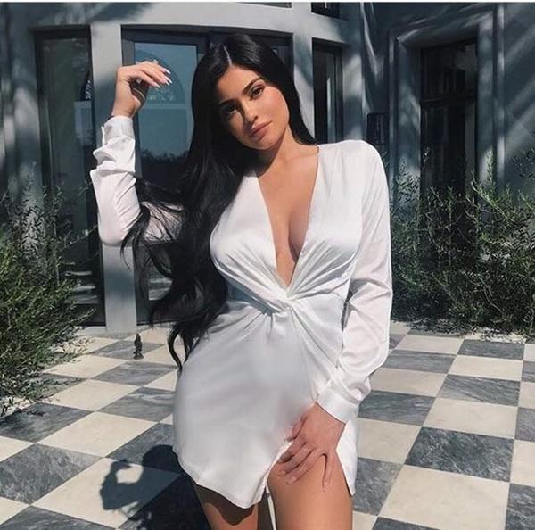 3 kiều nữ nhà tỷ phú trẻ nhất thế giới thích mặc mốt thả vòng 1 ở nơi đông người-17