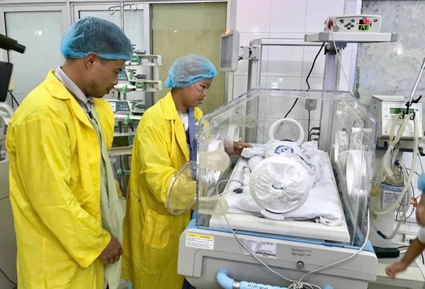 Giây phút oà khóc khi mẹ con bé Bình An gặp nhau-2