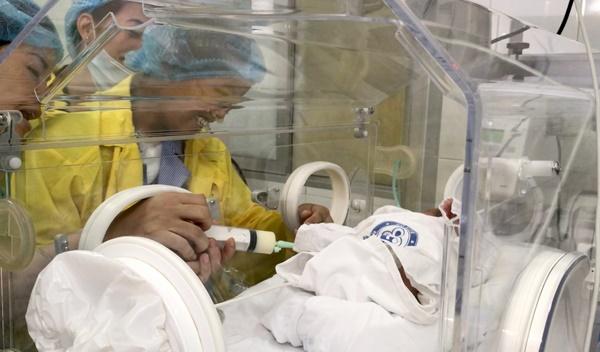 Giây phút oà khóc khi mẹ con bé Bình An gặp nhau-3