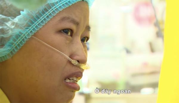 Giây phút oà khóc khi mẹ con bé Bình An gặp nhau-4