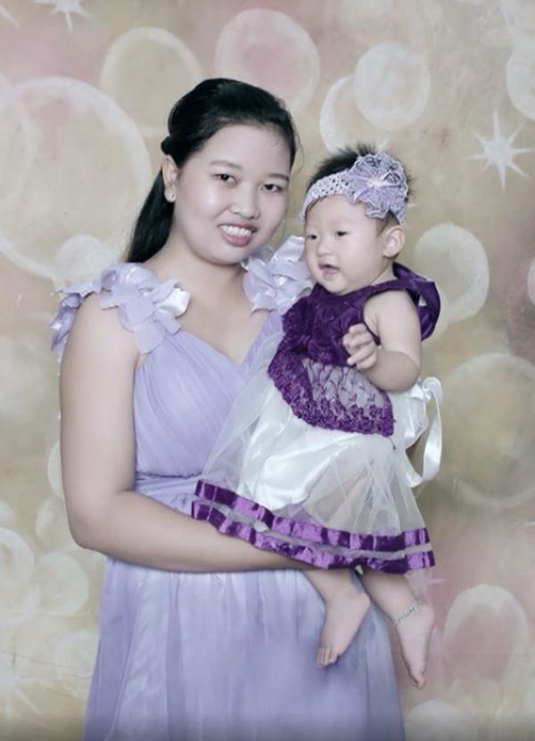 Giây phút oà khóc khi mẹ con bé Bình An gặp nhau-6