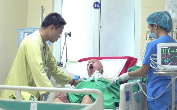 Giây phút oà khóc khi mẹ con bé Bình An gặp nhau-7