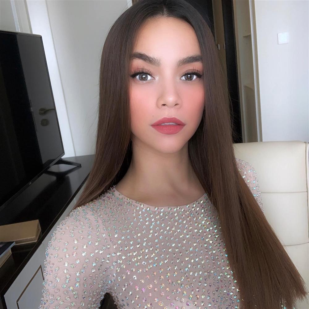 Chỉ vài giây, Hồ Ngọc Hà lại khiến fan xốn xang với bộ đầm siêu ngắn, siêu mỏng-1