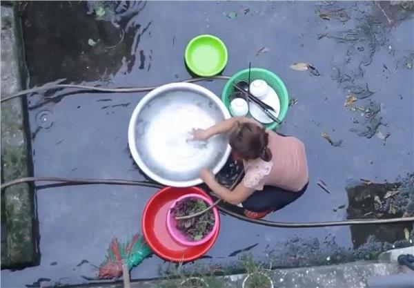 Nam thanh niên đổ cả thau trứng sống lên đầu mẹ để ăn mừng kênh Youtube đạt 20K người theo dõi-1