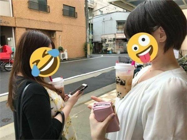 Trào lưu mới ở Nhật khiến các cô gái ùn ùn tham gia: Uống trà sữa không cần dùng tay!-3