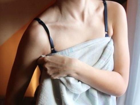 Vợ của bạn thân diện độc chiếc khăn tắm khi tôi đến nhà