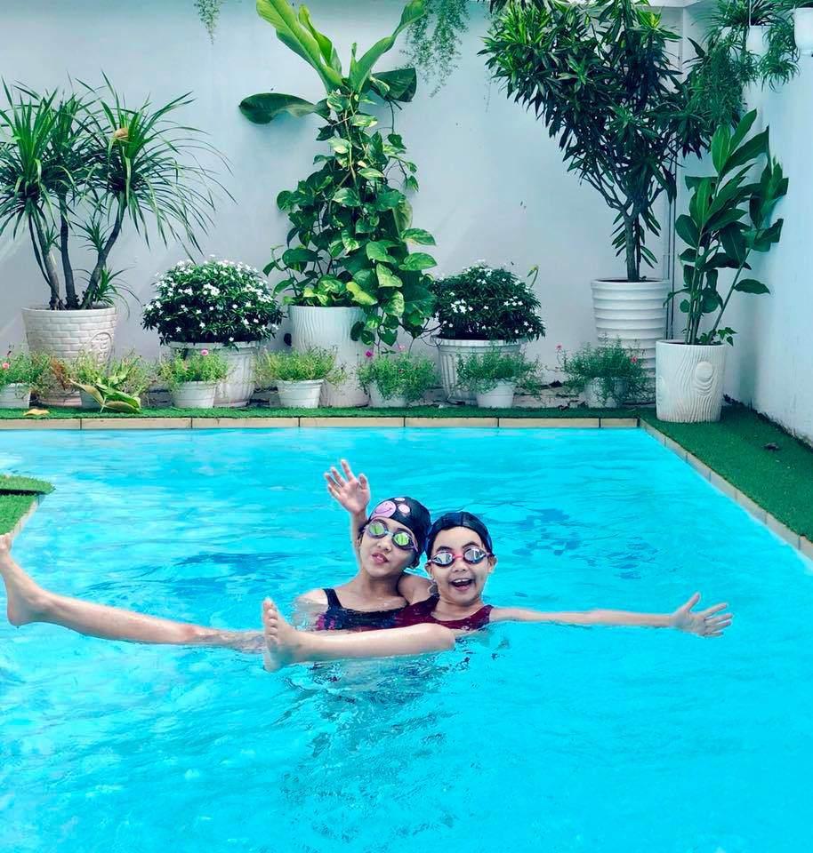 Cao như Hoa hậu, hai con gái của Quyền Linh còn có gout ăn mặc đồng điệu-15