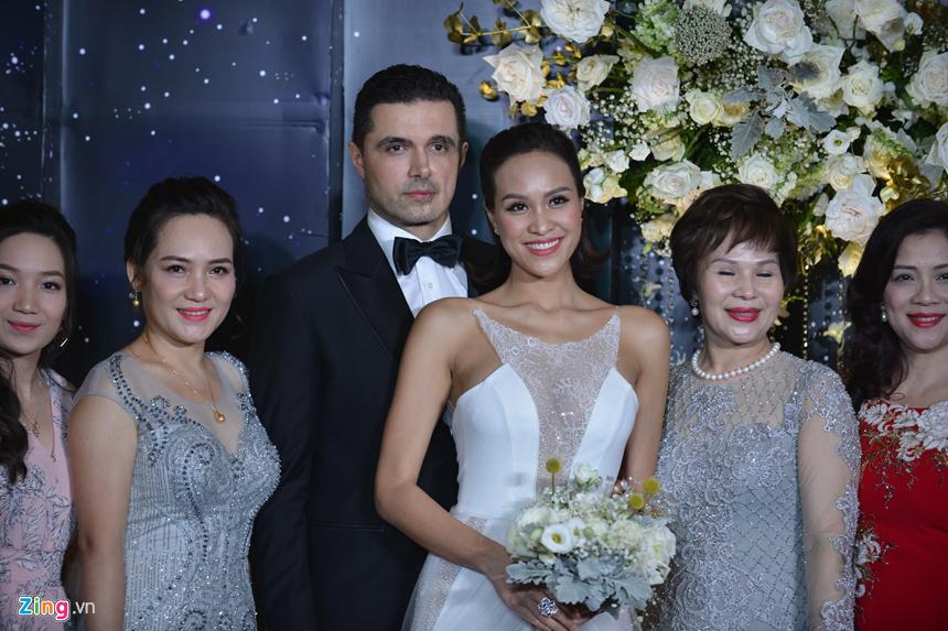 Phương Mai và chồng Tây hôn nhau ngọt ngào trong lễ cưới-1