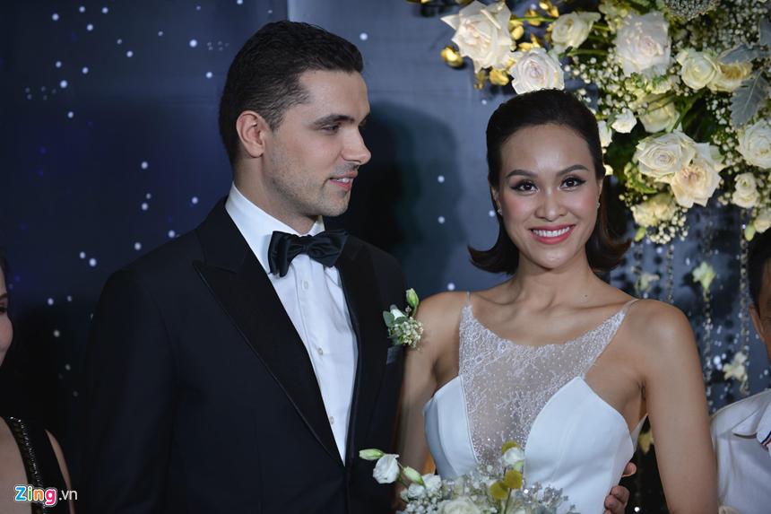 Phương Mai và chồng Tây hôn nhau ngọt ngào trong lễ cưới-3