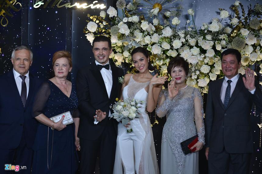 Phương Mai và chồng Tây hôn nhau ngọt ngào trong lễ cưới-4