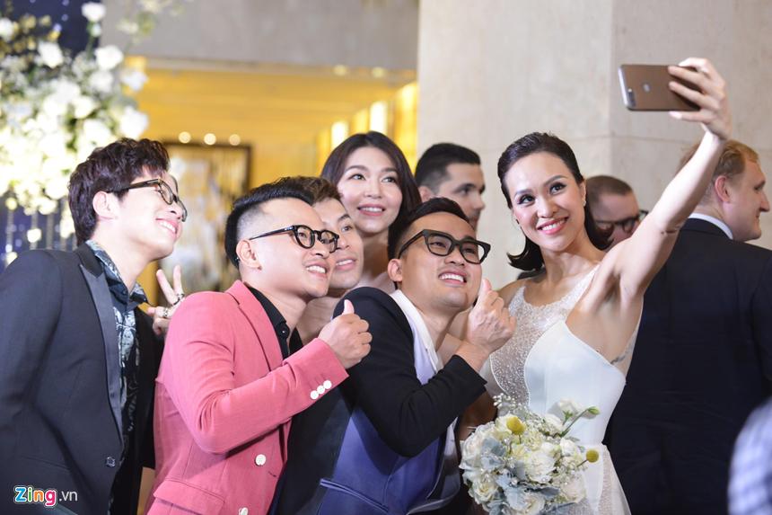 Phương Mai và chồng Tây hôn nhau ngọt ngào trong lễ cưới-5