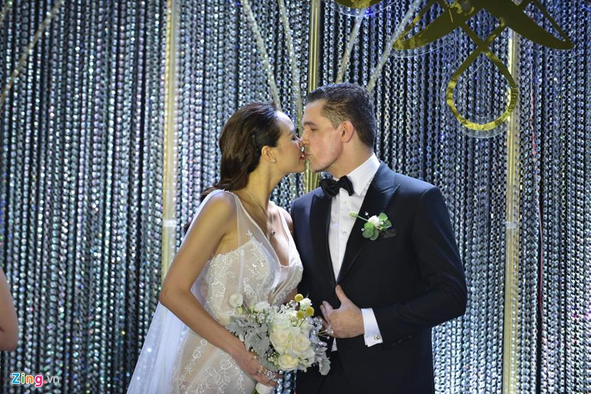 Phương Mai và chồng Tây hôn nhau ngọt ngào trong lễ cưới-6
