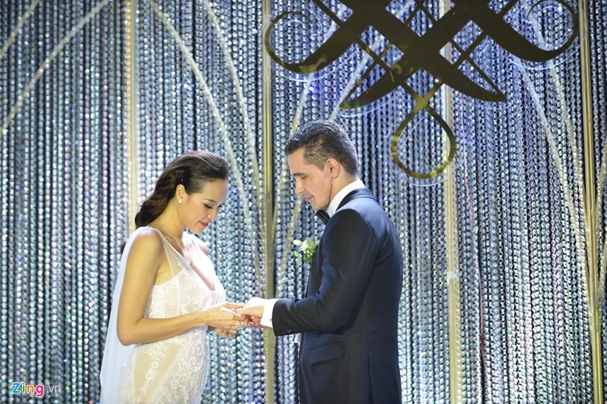Phương Mai và chồng Tây hôn nhau ngọt ngào trong lễ cưới-7