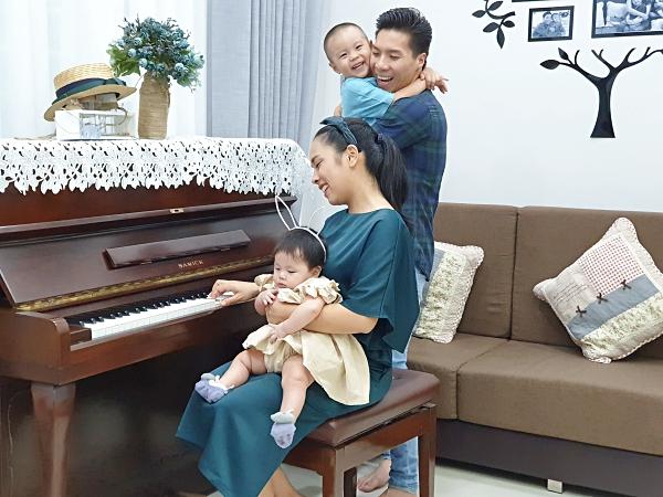 Giật thót tim xem Quốc Nghiệp dùng một tay nâng con gái 6 tháng tuổi đứng giữa không trung-6