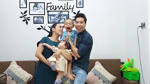 Giật thót tim xem Quốc Nghiệp dùng một tay nâng con gái 6 tháng tuổi đứng giữa không trung-5