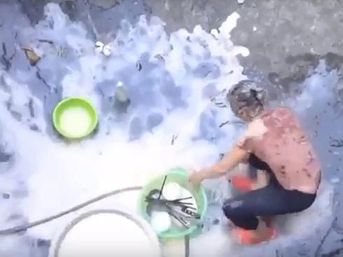 Thêm một Youtuber gây phẫn nộ khi đổ cả thau trứng sống 400 quả vào đầu người đi đường-3