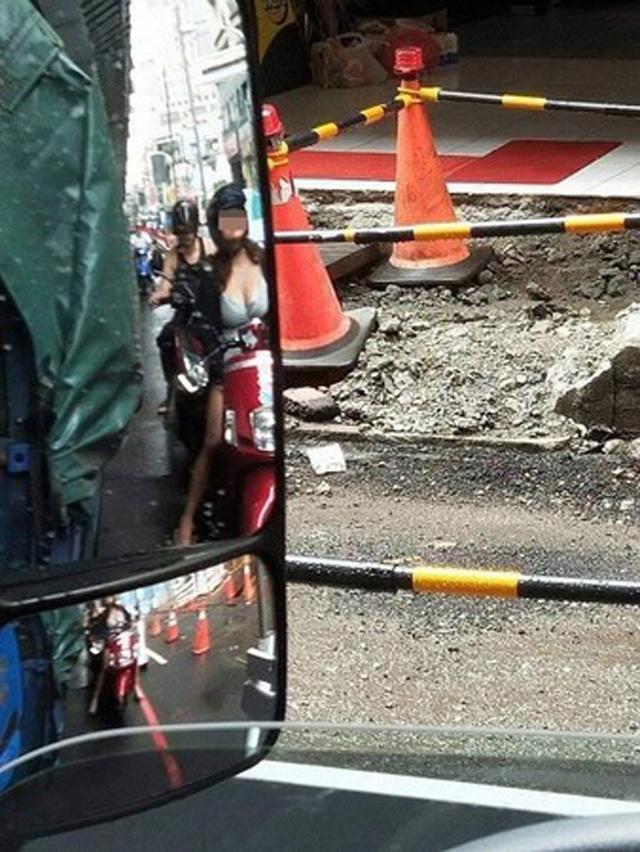 Tài xế đăng ảnh than vãn đường đi liên tục bị đào bới nhưng các thánh soi lại chỉ chú ý đến cô gái với vòng 1 cực đồ sộ phía sau-1