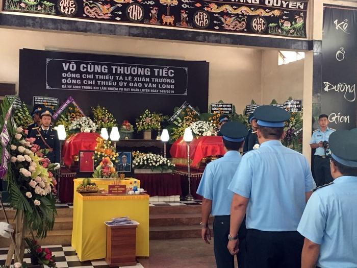 Máy bay quân sự rơi ở Khánh Hòa: Vợ sỹ quan hy sinh thất thần ôm con trong lễ tang chồng-1