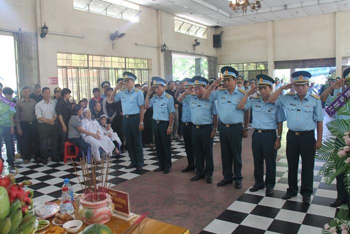 Máy bay quân sự rơi ở Khánh Hòa: Vợ sỹ quan hy sinh thất thần ôm con trong lễ tang chồng-2