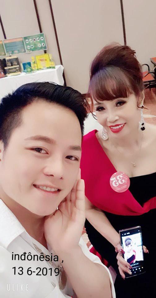 Chuyện mang thai giả vừa nguội, cô dâu 62 tuổi ở Cao Bằng lại gây sốc khi khoe ảnh được chồng trẻ tháp tùng đi thi hoa hậu-3