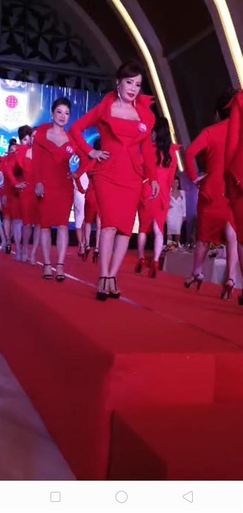 Chuyện mang thai giả vừa nguội, cô dâu 62 tuổi ở Cao Bằng lại gây sốc khi khoe ảnh được chồng trẻ tháp tùng đi thi hoa hậu-5