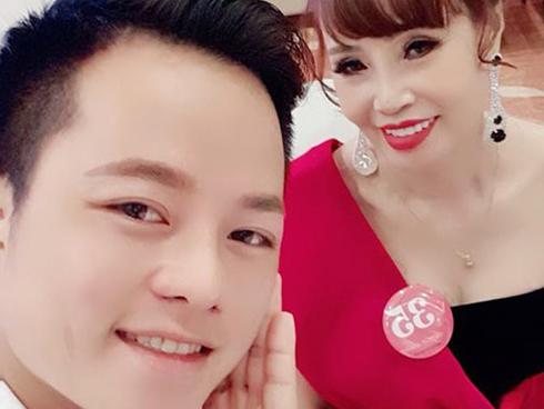 Chuyện mang thai giả vừa nguội, cô dâu 62 tuổi ở Cao Bằng lại gây sốc khi khoe ảnh được chồng trẻ tháp tùng đi thi hoa hậu