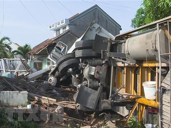 Xe Mercedes đâm sập 3 căn nhà, một người chết