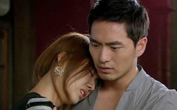 Dẫn bạn trai đi họp lớp, tôi sốc khi thấy bóng 2 người ôm nhau trong góc tối-2