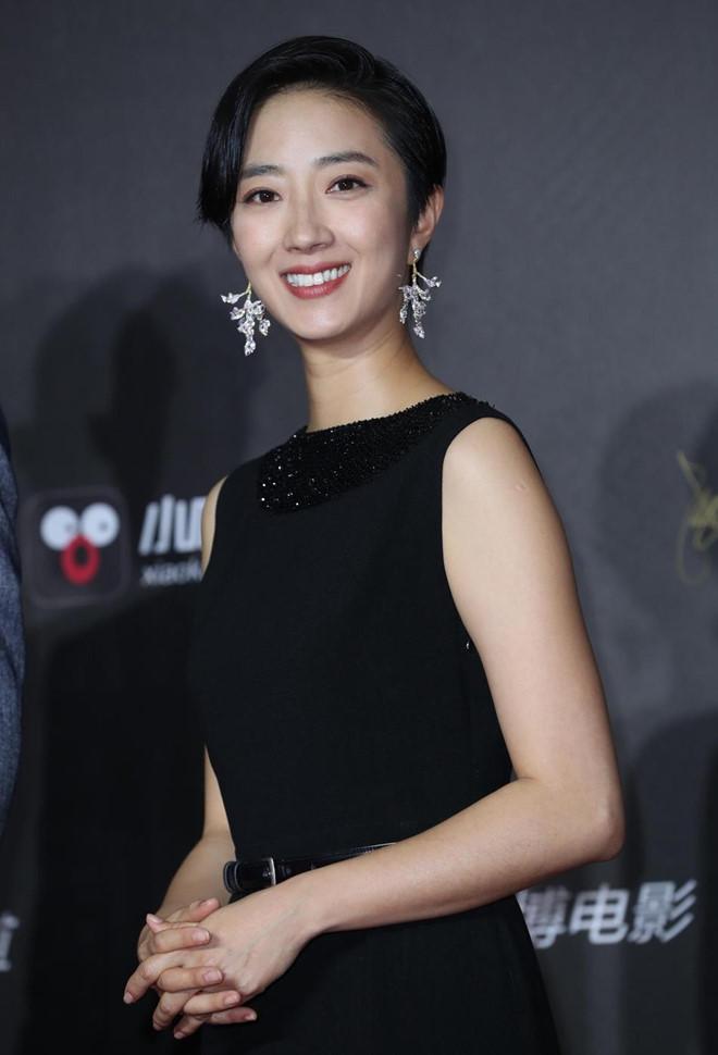 Siêu vòng một Liễu Nham, Thư Kỳ mặc táo bạo trên thảm đỏ-5