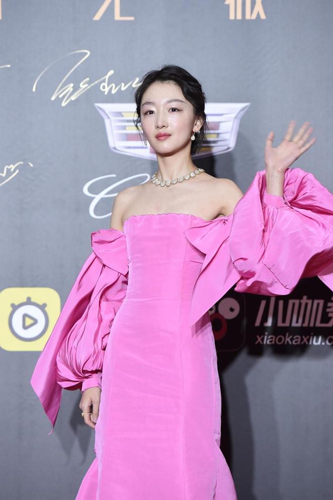 Siêu vòng một Liễu Nham, Thư Kỳ mặc táo bạo trên thảm đỏ-6