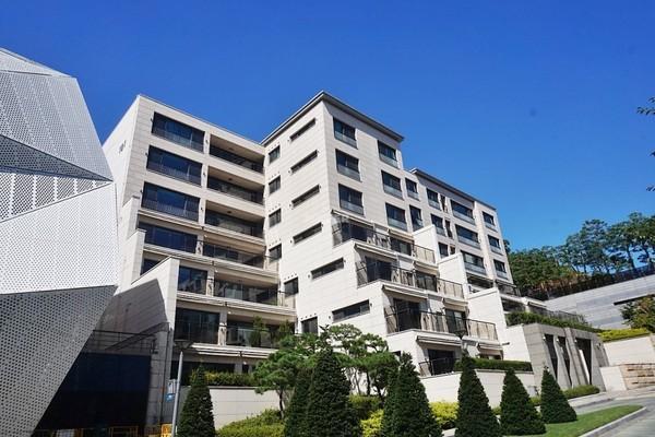 So Ji Sub nói gì trước thông tin tậu nhà trăm tỷ để cưới vợ kém 17 tuổi?-2