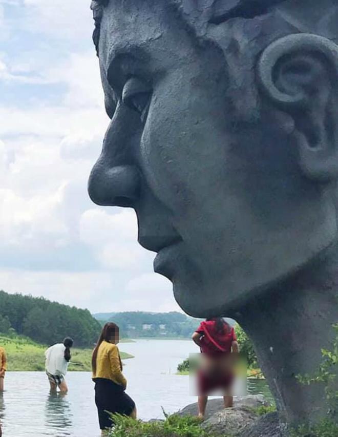 Trước mặt nhiều du khách, người phụ nữ ngang nhiên cởi quần phóng uế ngay dưới bức tượng nổi tiếng Đà Lạt-1