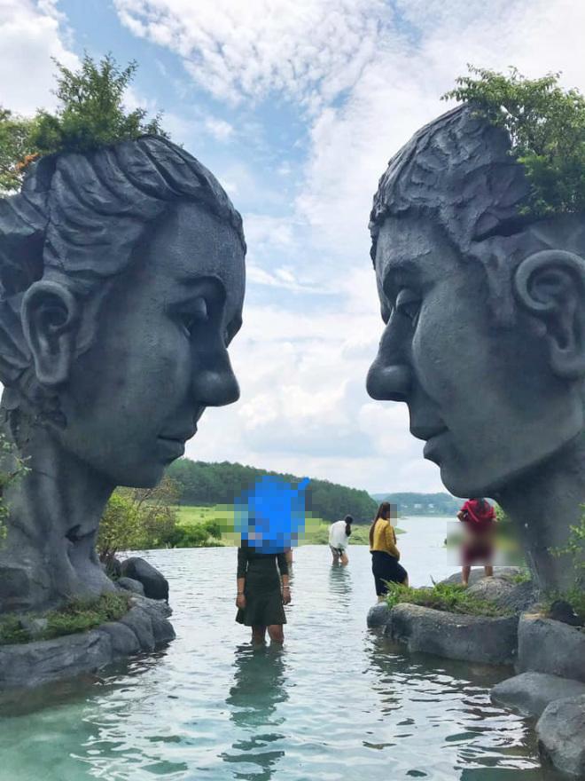 Trước mặt nhiều du khách, người phụ nữ ngang nhiên cởi quần phóng uế ngay dưới bức tượng nổi tiếng Đà Lạt-2