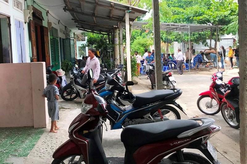 Bé gái 3 tuổi bị xe đưa rước cán: Anh gào khóc gọi em-1