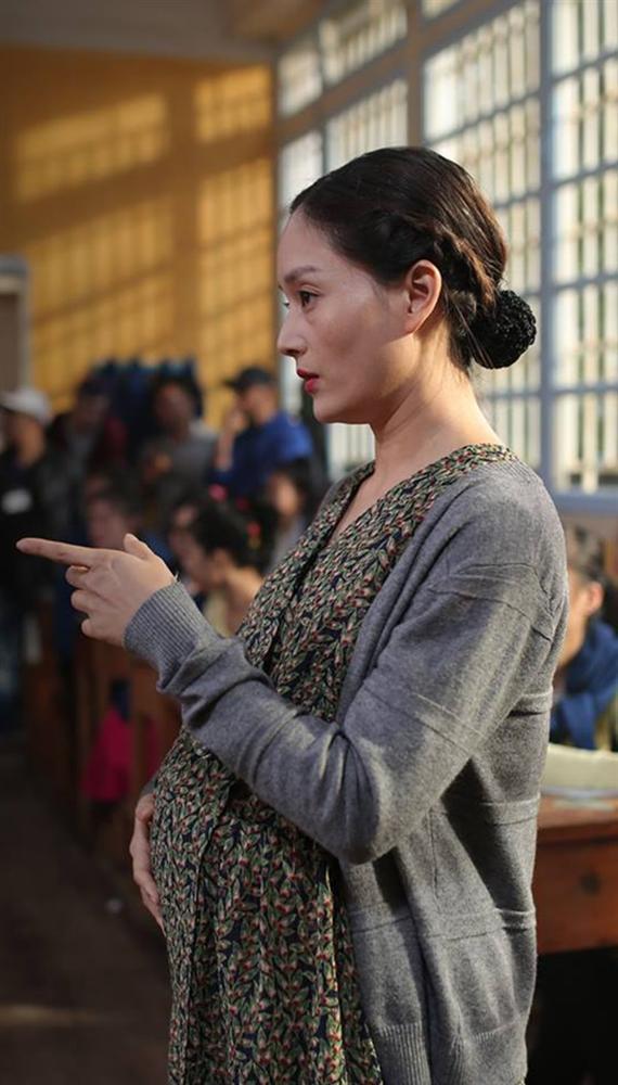 Bí mật sau bụng bầu trên phim của các người đẹp Việt-2